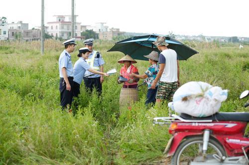 农民夏收忙 湛江廉江交警交通安全宣传到田头