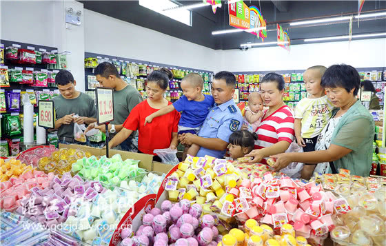 打造“兵心”工程 连锁超市进军营 官兵购物不再难