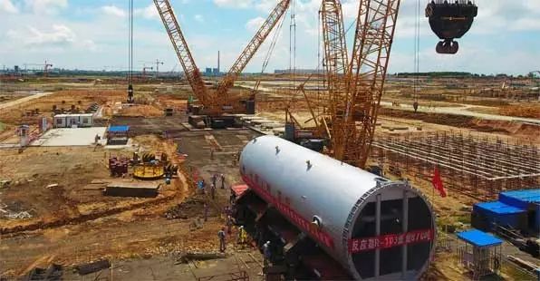 湛江中科项目首台大型设备运抵工地
