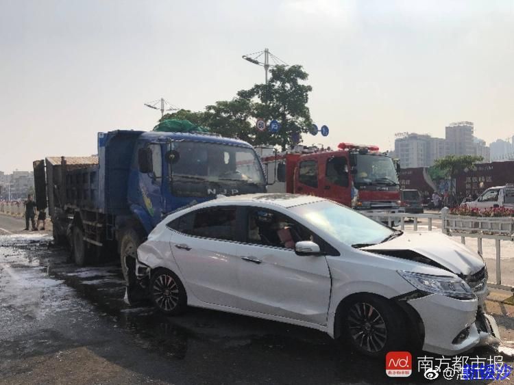 视频湛江5车相撞 致2车着火1人死亡