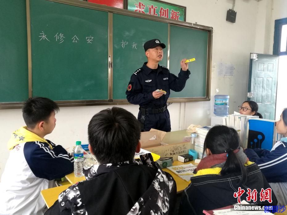 湛江开启“警家校”护卫学生交通新模式