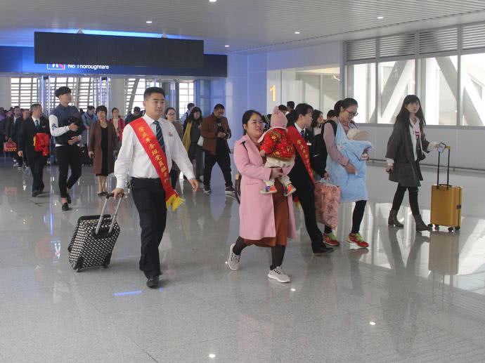 铁路的春运故事：情暖回家路 让爱陪伴每一位旅客归乡